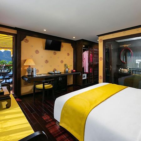 Nostalgia Halong Cruise Hotel Ha Long Eksteriør billede