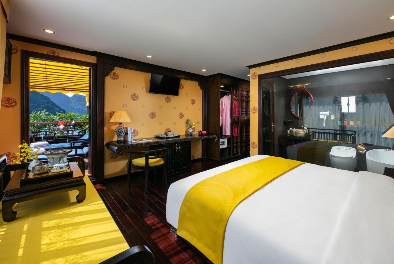 Nostalgia Halong Cruise Hotel Ha Long Eksteriør billede