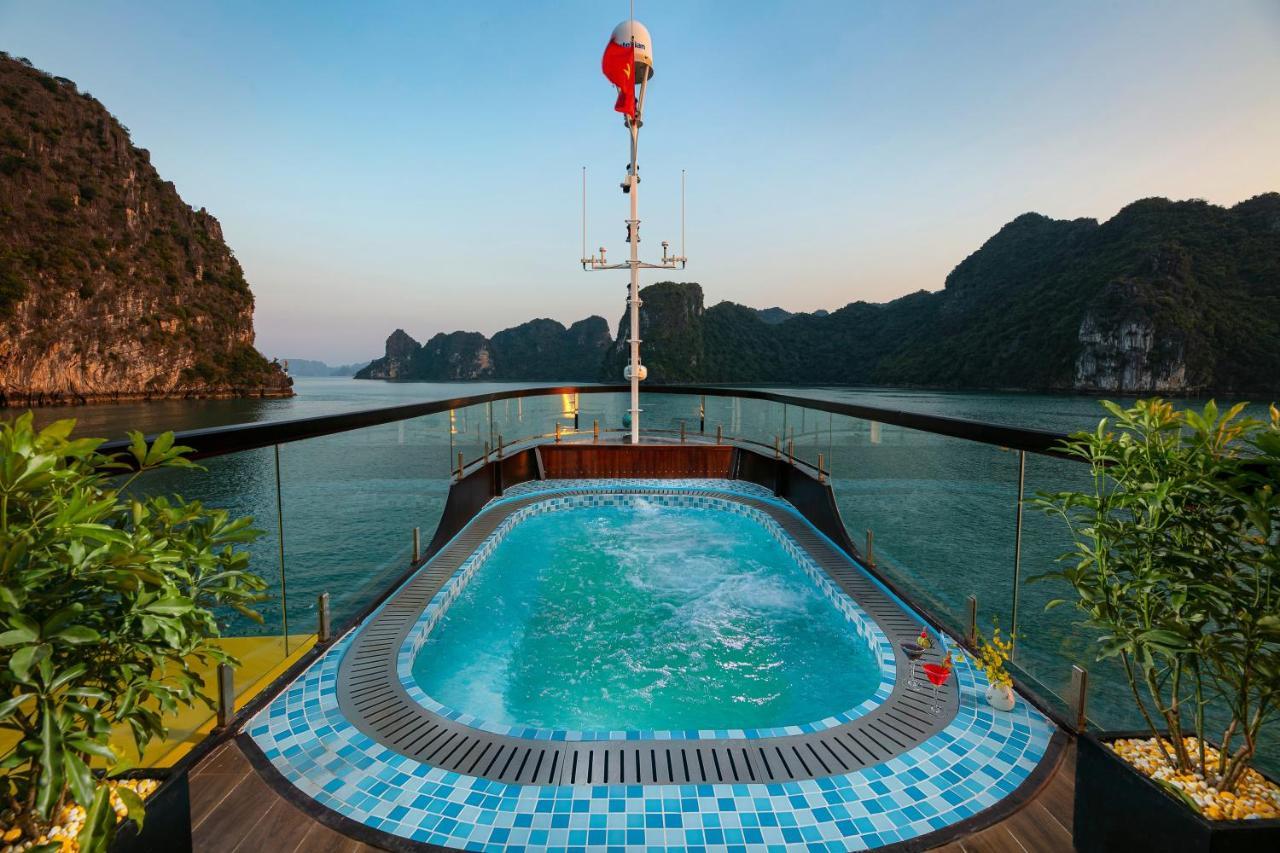 Nostalgia Halong Cruise Hotel Ha Long Eksteriør billede